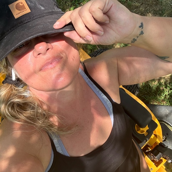 Meet your Posher, Lori - Picture 1 of 2